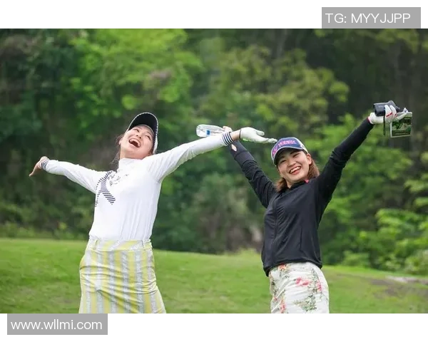 球星赛场小憩坐在足球上展现轻松时刻与运动魅力