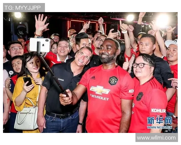 足球球迷与球星亲密互动的幕后故事与精彩瞬间分享